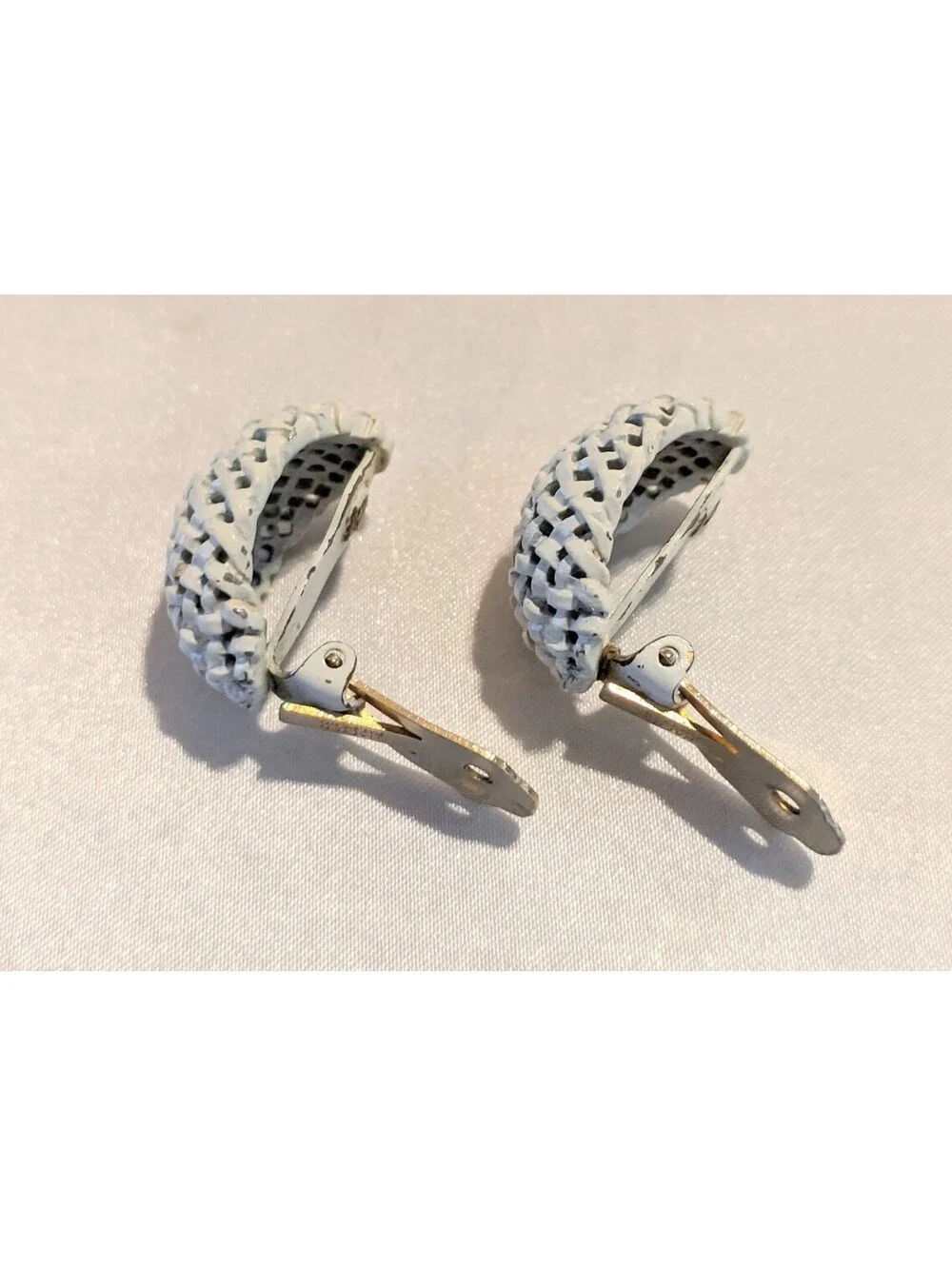 RARE Vintage Napier White Enamel Over Gold Tone Metal Basket Weave Clip Earrings - Picture 6 of 7